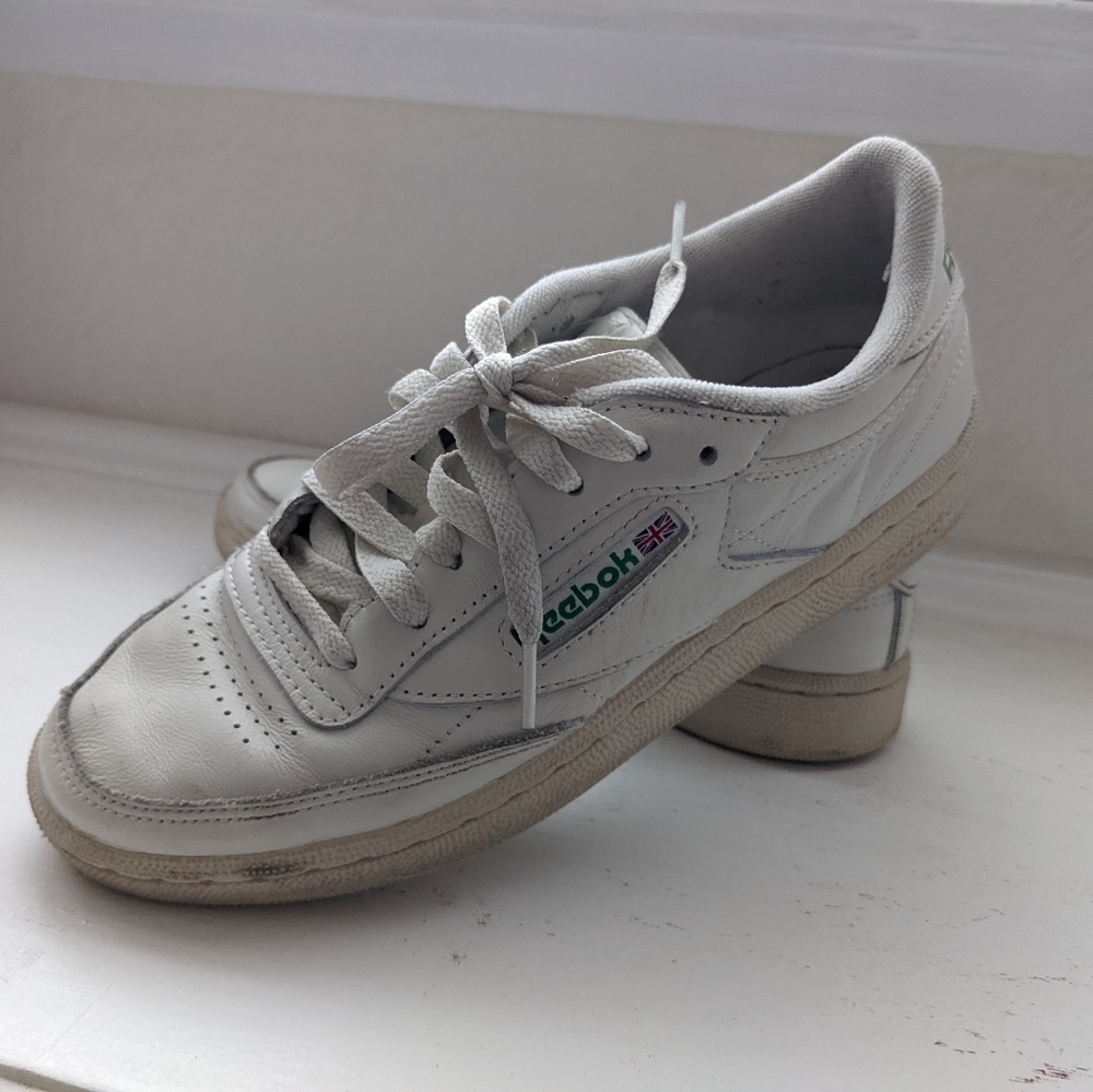 Gently used vintage style reebock sneakers in size 6.5 , white.